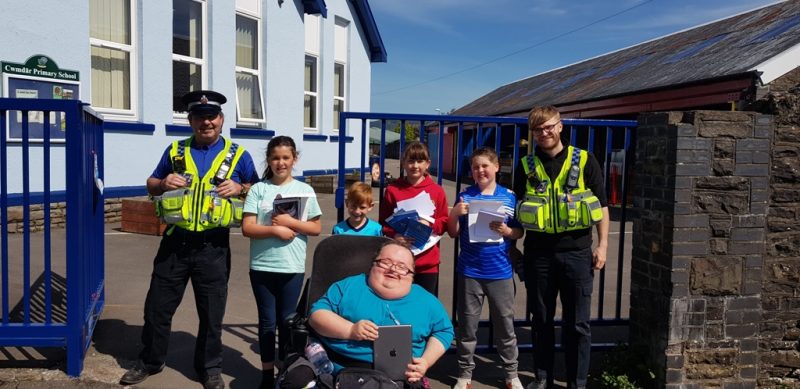 A picture of PCSO's Price and Toomey with children from Cwmdare Primary and Accessible News Founder Richard Jones